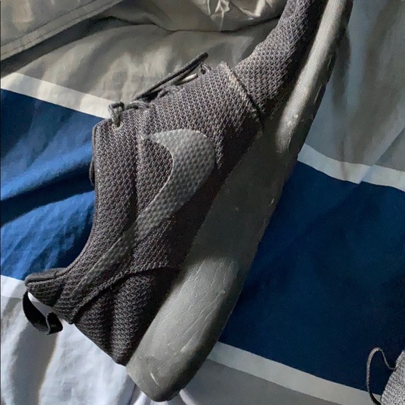 Nike Rosche Shoes - Picture 4 of 7